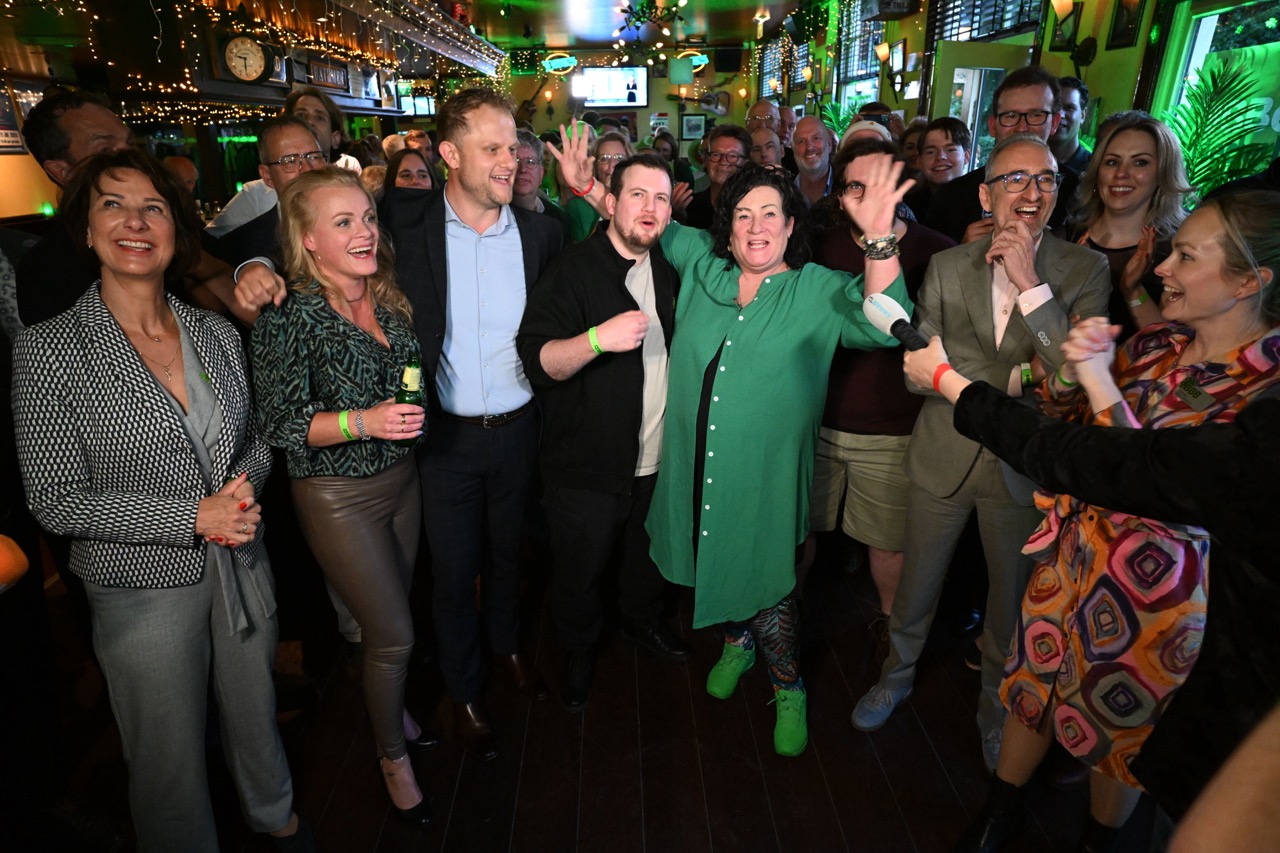 Bathmen
BBB
eerste exit poll
sander smit, jessika van leeuwen lijken in parlement te komen.
caroline van der Plas viert op haar 57e verjaardag dit feestje.
Links staat nr 3 Eveline Herben
©fotoric Brinkhorst