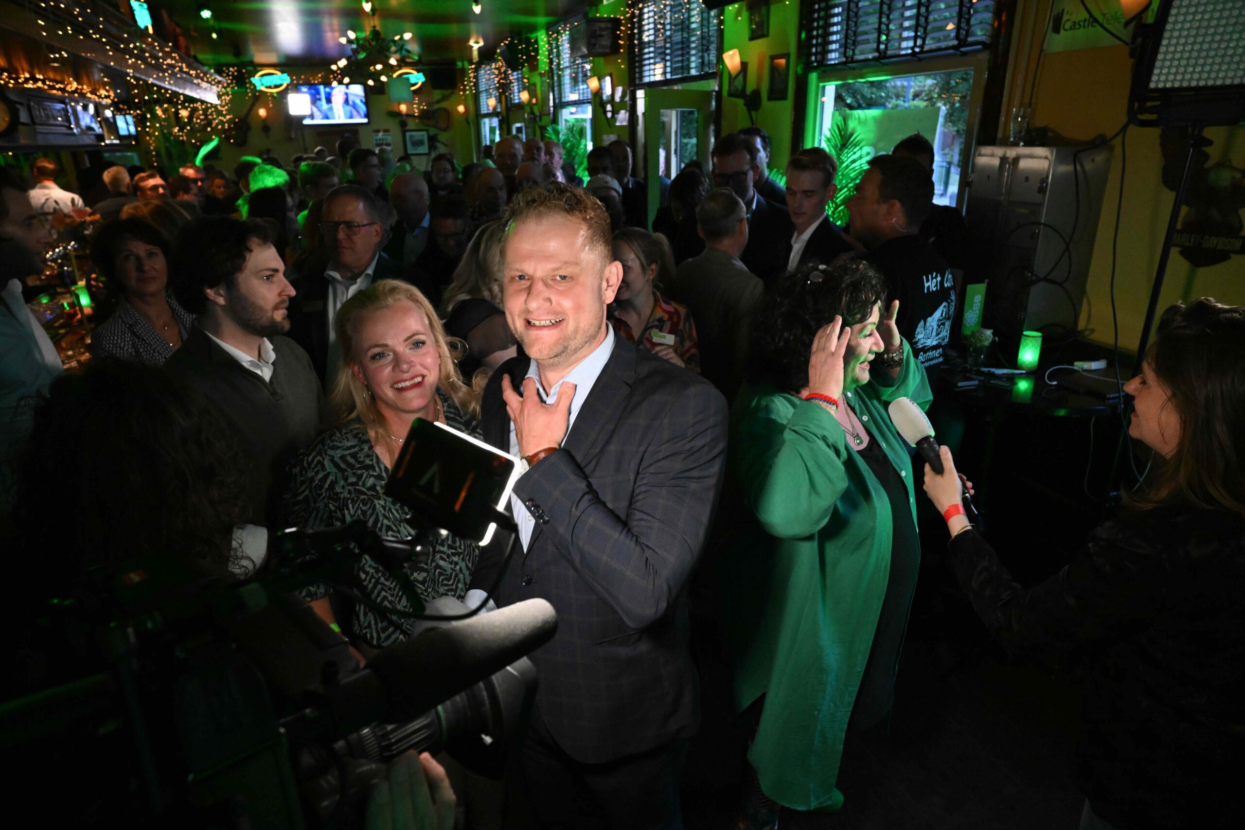 Bathmen
BBB
eerste exit poll
sander smit, jessika van leeuwen lijken in parlement te komen.
caroline van der Plas viert op haar 57e verjaardag dit feestje.

©fotoric Brinkhorst